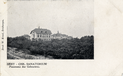 15751 Overzicht van het gebouwencomplex van het Christelijk Sanatorium met omringend bos (Oude Arnhemseweg 260) te ...